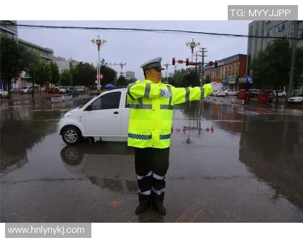 在雨中闪耀的足球明星是谁他如何在恶劣天气中展现卓越技艺